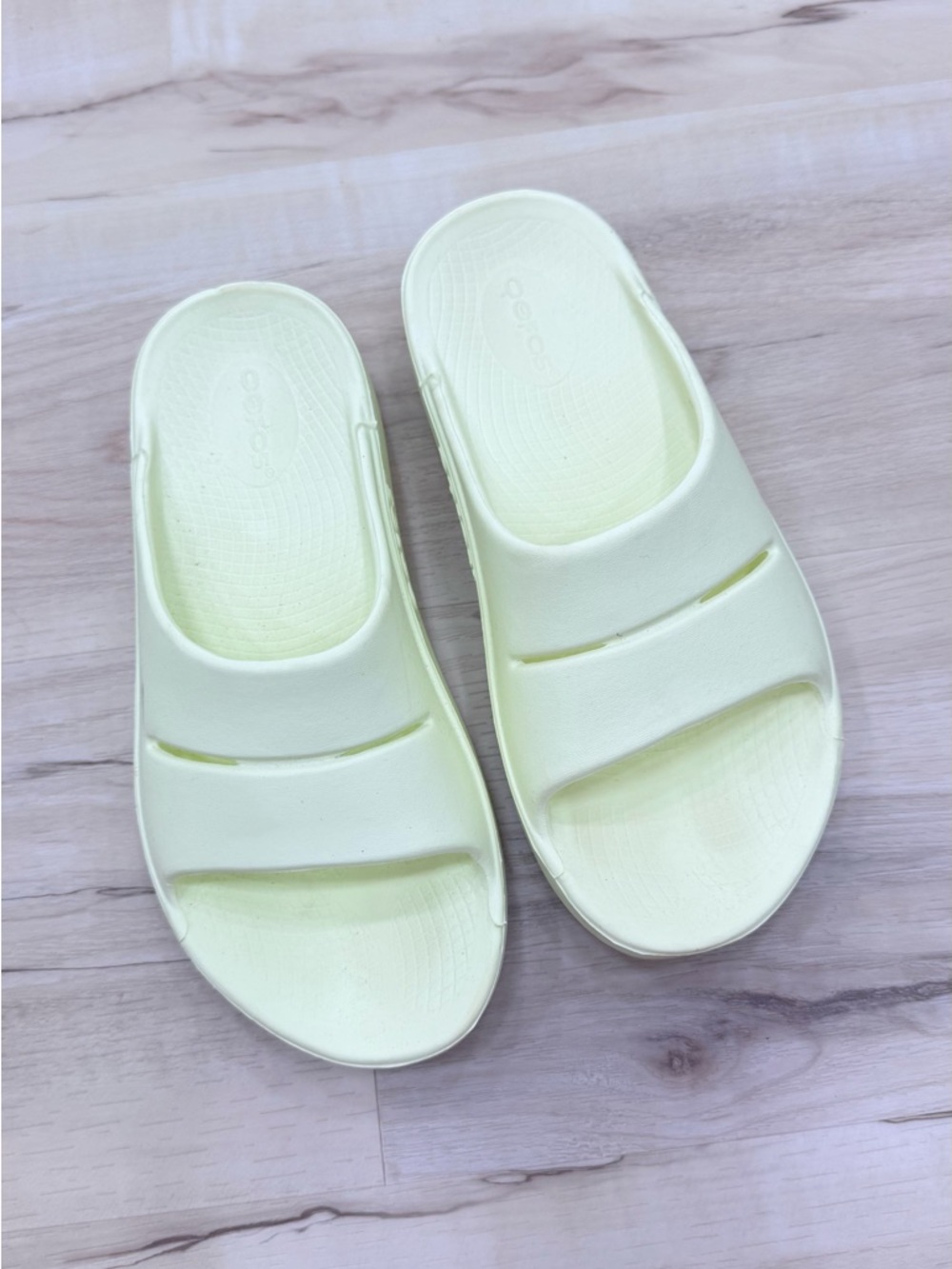 OOFOS women's ooahh recovery slide sandal in mello yellow sz 7 - Picture 2 of 9